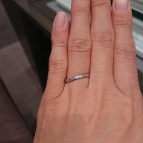 【アイプリモ(I-PRIMO)の口コミ】 なめらかなウェーブラインにダイヤが一石入ったシンプルなデザインのリン…