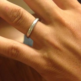 【ヴァン クリーフ＆アーペル(Van Cleef & Arpels)の口コミ】 この指輪は、ヴァンクリーフアンドアーペルという文字が、指輪の周りに１…