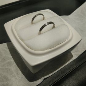 【俄(にわか)の口コミ】 シンプルでも、独自性のあるものをと考えて選びました。つや消しでシンプ…