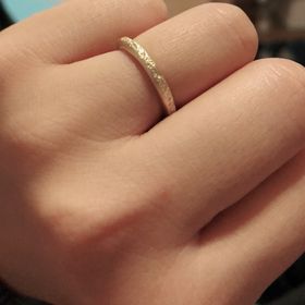 【Lovignette(ラヴィネット)の口コミ】 渋いゴールドの指輪が欲しい！と夫に言われ、SNSで検索して見つけたのがこ…