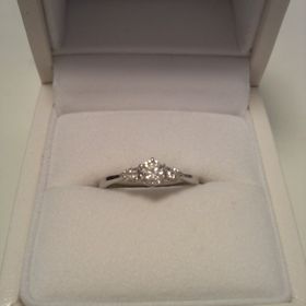 【組曲ジュエリーの口コミ】 両サイドがスッと細くなった、他ではあまり見たことがないデザインに惹か…