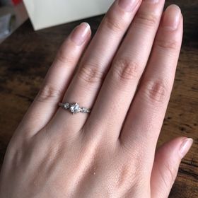 【AbHeri(アベリ)の口コミ】 彼女が他の指輪を差し置いてこれしか見てなかったので、即決しました。
光…