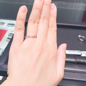 【ラザール ダイヤモンド(LAZARE DIAMOND)の口コミ】 ラザールダイヤモンドさんのレヴァランスという婚約指輪を贈ってもらい、…