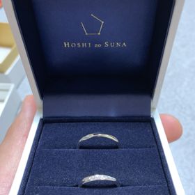 【HOSHI no SUNA 星の砂(ほしのすな)】の口コミ 着け心地とデザインです。

女性のはリング自体は直線なんだけど、ダイヤ...