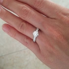 【LEHAIM(レハイム)の口コミ】 一粒ダイヤの周りをメレダイヤでグルっと囲んだような華やかなデザインの…