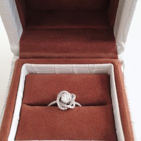 【ROCCA(ロッカ)の口コミ】 色々なショップを廻りましたが、ピンと来る物に出会えず、ダイヤは希少な…