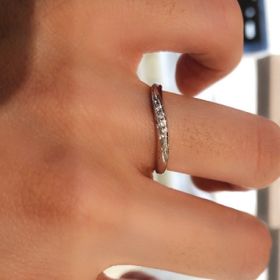 【アネリディギンザ(ANELLI DI GINZA)の口コミ】 滑らかなウェーブラインと並んだメレダイヤの輝きがきれいな指輪ですね。…