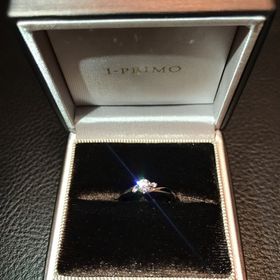 【アイプリモ(I-PRIMO)の口コミ】 シンプルにお洒落なデザインで、
彼女の指にピッタリだと思いました！
親…