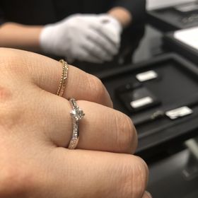 【ラザール ダイヤモンド(LAZARE DIAMOND)の口コミ】 綺麗なウェーブタイプの指輪で、指の付け根にナチュラルにフィットしまし…