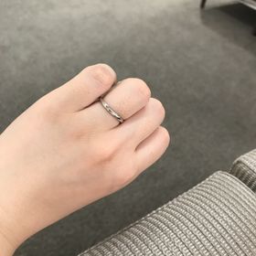 【アイプリモ(I-PRIMO)の口コミ】 シンプルですが、斜めに石が入っているので控えめなのにとても綺麗でした…