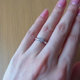 【WATANABE / 卸商社直営　渡辺の口コミ】 バラのつぼみのように、すぼまった形の立て爪と、丸みのあるリングがかわ…