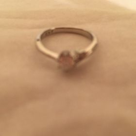 【アイプリモ(I-PRIMO)の口コミ】 Ｖ字のリングに憧れていたのと、年を重ねても付けられるデザインだったの…