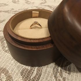 【COLANY(コラニー)の口コミ】 彼女と指輪を見ようとフラっと入った最初のお店でデザインが可愛いくて一…