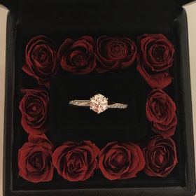 【エクセルコダイヤモンド(EXELCO DIAMOND)の口コミ】 ダイヤモンドがゴージャスでとても華やかな印象のある指輪ですが、手が小…