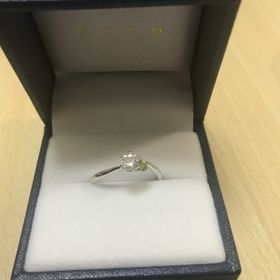 【宝寿堂(ほうじゅどう)の口コミ】 ダイヤと、誕生石のペリドットを一緒にしたくてこちらのデザインにしまし…