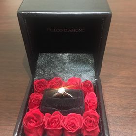 【エクセルコダイヤモンド(EXELCO DIAMOND)の口コミ】 センターダイヤモンドの下にメレダイヤモンドがセッティングされており、…