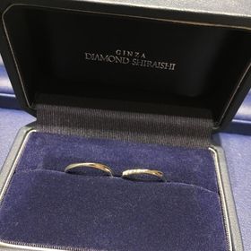 【銀座ダイヤモンドシライシの口コミ】 彼はウェーブ状、私はストレートの指輪が良かったのですが、つける角度に…