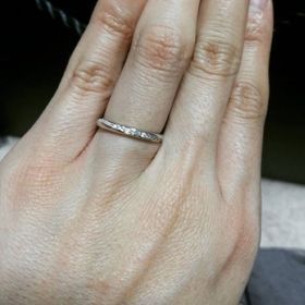 【銀座ダイヤモンドシライシの口コミ】 指輪のおすすめポイントは、少しウェーブがあり、斜めのダイヤモンドのデ…