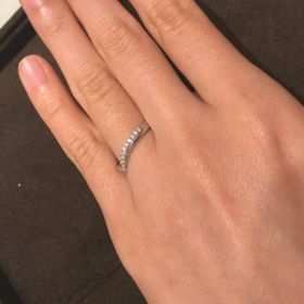 【CHARMY(チャーミー)の口コミ】 柔らかな曲線が優しい印象のあるリングであり、メレダイヤの輝きもきれい…