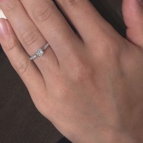 【LUCIE(ルシエ)の口コミ】 ダイヤモンドがたくさん付いておりキラキラとした輝きが綺麗で、非常に存…