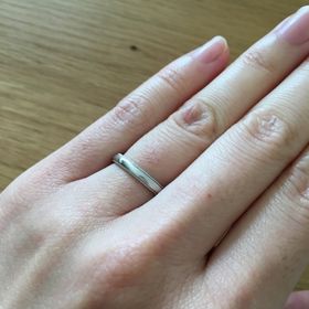 【銀座ダイヤモンドシライシの口コミ】 結婚指輪のいろいろなデザインを見る中で、シンプルな中にもさりげないデ…