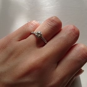 【銀座ダイヤモンドシライシの口コミ】 花束をイメージしているブーケ。サイドに巻き付くようなダイヤはリボンを…