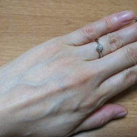 【4℃ BRIDAL(ヨンドシーブライダル)の口コミ】 結婚指輪と重ねづけ出来るものを選びました。初めに結婚指輪を選び、私の…