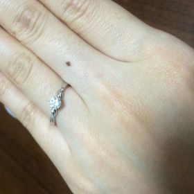 【SUEHIRO(スエヒロ)の口コミ】 一粒石のシンプルなデザインですが、両サイドの流れるような”ひねり…