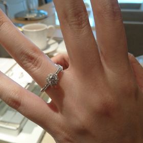 【アイプリモ(I-PRIMO)の口コミ】 たくさんの指輪が並ぶショーケースのなかで一際輝いていた指輪。センター…