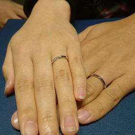 【銀座ダイヤモンドシライシの口コミ】 V字タイプで指のラインが細く、長く見える効果があり、流れ星のような流れ…