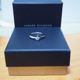 【ラザール ダイヤモンド(LAZARE DIAMOND)の口コミ】 HPでデザインを見て、一目惚れでした。センターダイヤとアシンメトリーに…