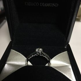 【エクセルコダイヤモンド(EXELCO DIAMOND)の口コミ】 シンプルでもちょっと個性的なデザインを探していました。装着するとシン…