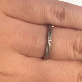 【YUKA HOJO(ユカホウジョウ)の口コミ】 比較的細めのデザインであり、金属の質感が上品で気に入りました。デザイ…