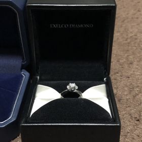 【エクセルコダイヤモンド(EXELCO DIAMOND)の口コミ】 デザインとダイヤモンドの輝きがきれいで魅力的だったところです。上から…