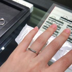 【ラザール ダイヤモンド(LAZARE DIAMOND)の口コミ】 シンプル過ぎると男性用が良くあるリングになってしまう為、シンプルだけ…