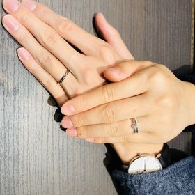 【ラザール ダイヤモンド(LAZARE DIAMOND)の口コミ】 婚約指輪も同じブランドだったので
婚約指輪と重ね付けしてバランスの良い…