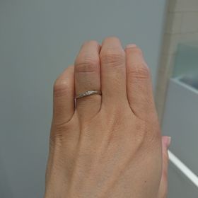 【CUKE(クーキ)の口コミ】 ウェーブのラインがきれいな指輪です。着けていて違和感なく、指をきれい…
