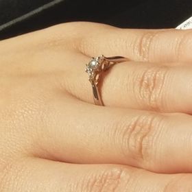 【ケイウノ ブライダル(K.UNO BRIDAL)の口コミ】 リボンをモチーフにしたリングは色々ありますが、このリングは上からでは…