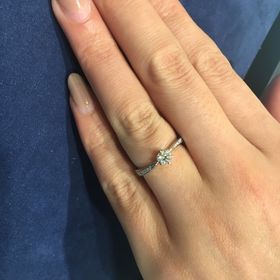 【WATANABE / 卸商社直営　渡辺の口コミ】 デザインとダイヤの種類が豊富で色々の中から探せてよかった。決めて手は…