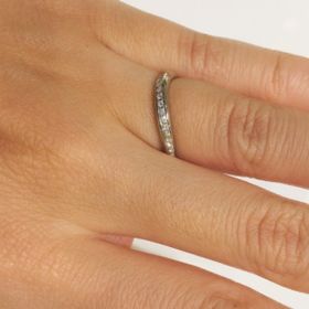 【4℃ BRIDAL(ヨンドシーブライダル)の口コミ】 比較的シンプルなデザインですが、ダイヤモンドの付き方が個性的で可愛ら…