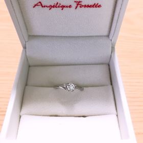 【アンジェリックフォセッテ(Angelique Fossette)の口コミ】 シンプルなデザインと付け心地の良さが決め手で購入しました。
ダイヤモン…