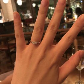 【アイプリモ(I-PRIMO)の口コミ】 真ん中に大きいダイヤ、脇に小さいダイヤがついているデザインで見た瞬間…