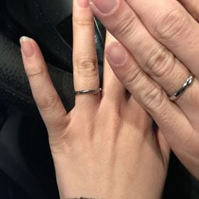 【アイプリモ(I-PRIMO)の口コミ】 婚約指輪との組み合わせがかわいいので選びました。さりげなくダイヤが並…