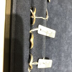 【4℃ BRIDAL(ヨンドシーブライダル)の口コミ】 V字型になっており、指がスッキリ見えます。
自分で試着した中では、リン…