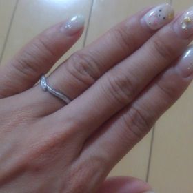 【俄(にわか)の口コミ】 指輪の形がなだらかなVの形をしていて、そこが指をきれいにみせてくれる。…