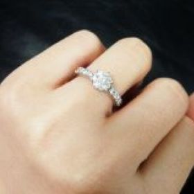 【ディズニー ブライダルコレクションの口コミ】 とにかくキラキラしてます。ダイヤが大きいです。リングの周りにもキラキ…