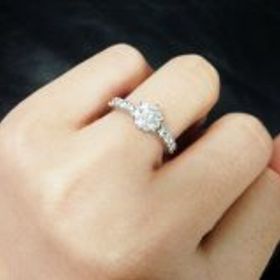 【ディズニー ブライダルコレクション】の口コミ とにかくキラキラしてます。ダイヤが大きいです。リングの周りにもキラキラ...