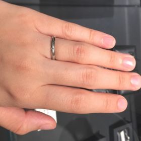 【エクセルコダイヤモンド(EXELCO DIAMOND)の口コミ】 ラインの中央にミル打ちが入った個性的なリングであり、ダイヤモンドの輝…