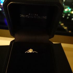 【銀座ダイヤモンドシライシの口コミ】 V字のラインがとてもすてきな指輪です。私は手が小さく、指も短いのですが…