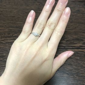 【WATANABE / 卸商社直営　渡辺の口コミ】 色んな形で悩みましたが、真ん中にダイヤ、両サイドに2つメレダイヤの入っ…